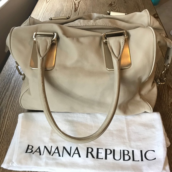 Banana Republic Handbags - 🍌Banana Republic 💯% Leather cream purse